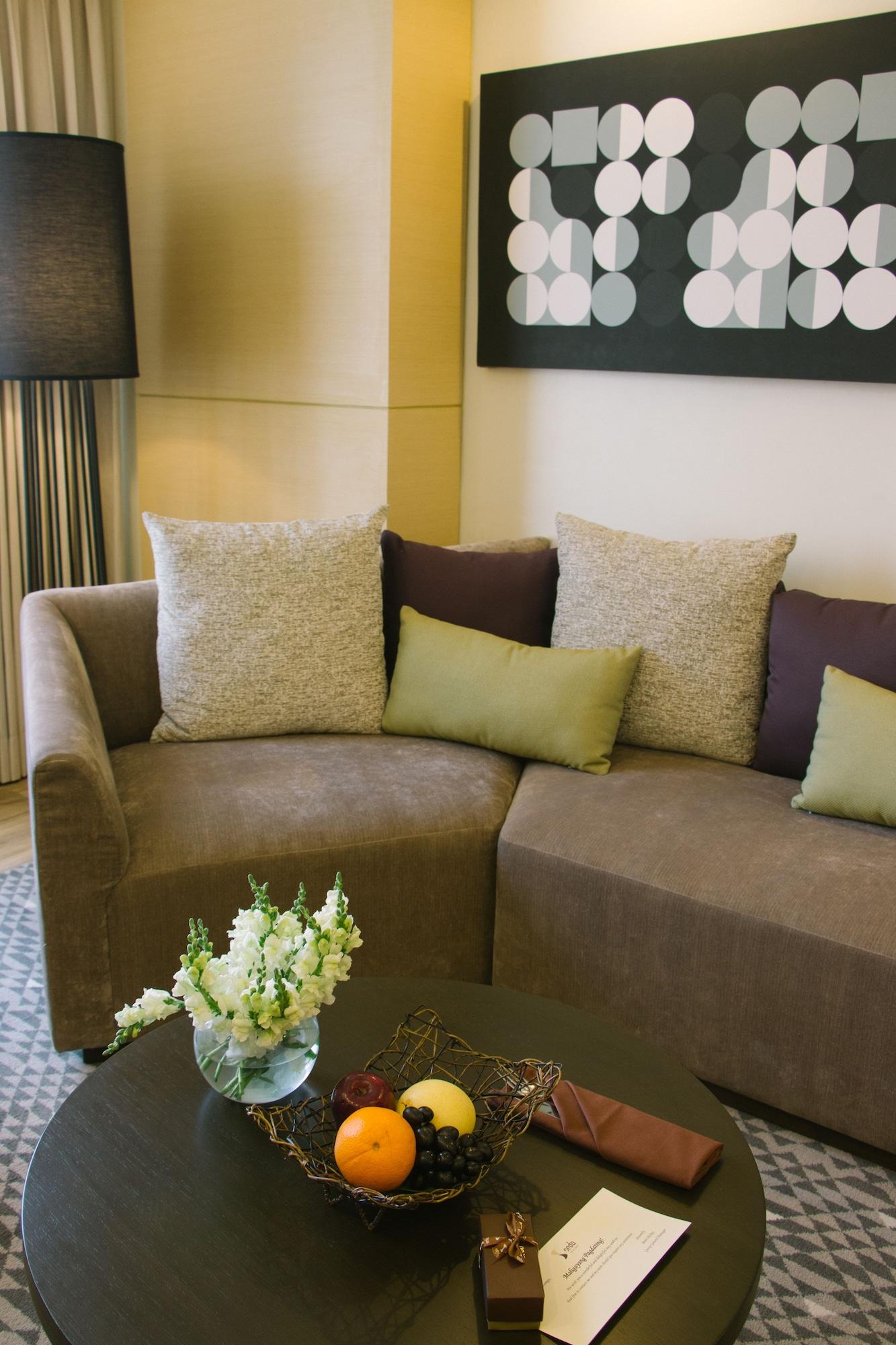 Seda Vertis North Quezon City Eksteriør billede A sofa with cushions
