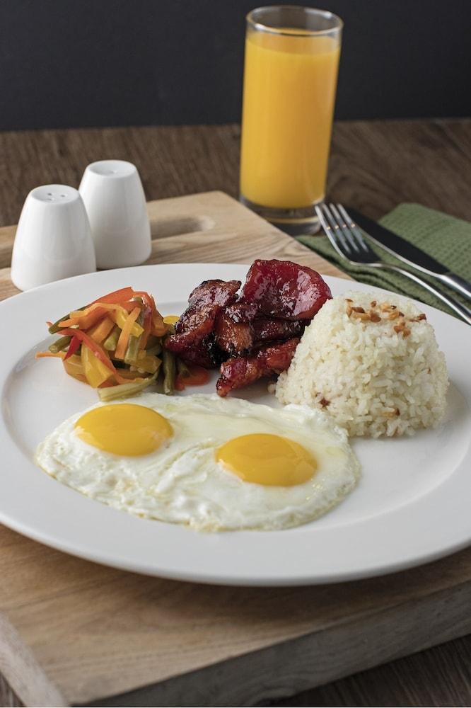 Seda Vertis North Quezon City Eksteriør billede Filipino breakfast with longganisa, garlic rice, eggs, and pinakbet