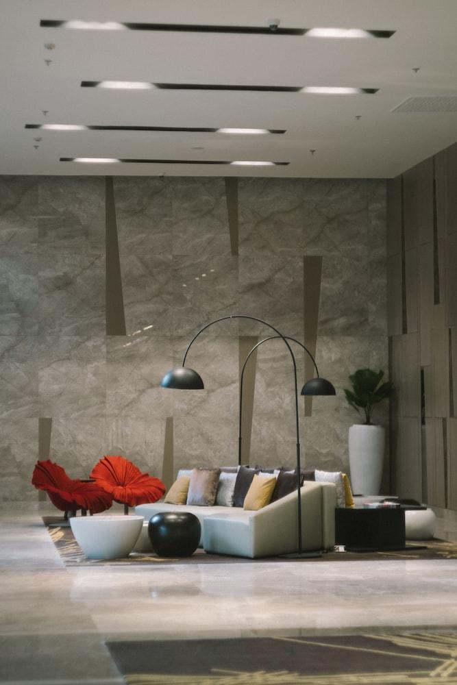 Seda Vertis North Quezon City Eksteriør billede A three-armed floor lamp