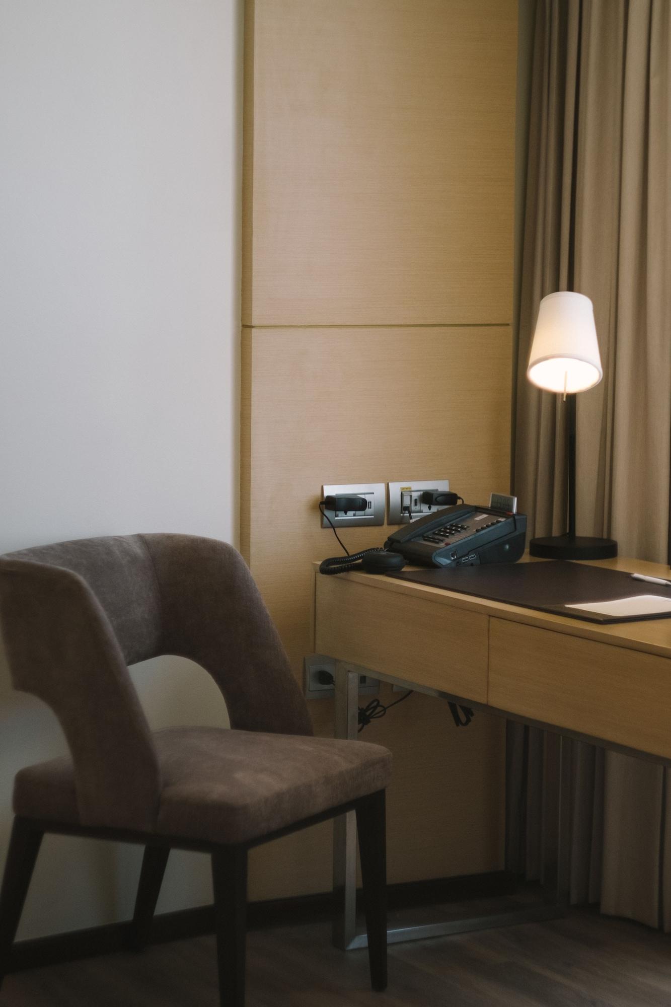 Seda Vertis North Quezon City Eksteriør billede A hotel room telephone
