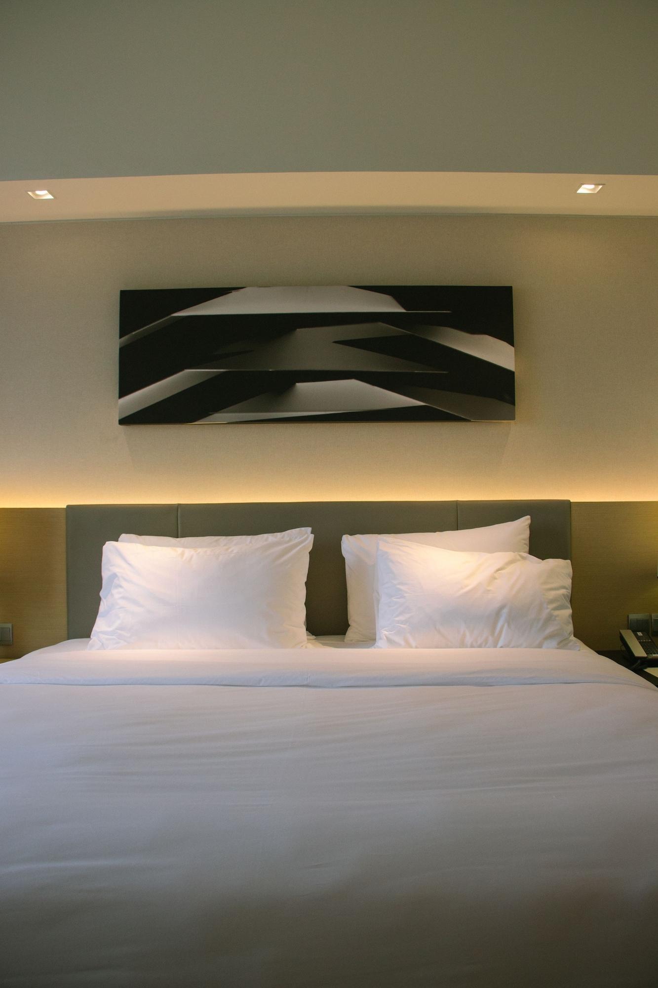 Seda Vertis North Quezon City Eksteriør billede A bed with two pillows