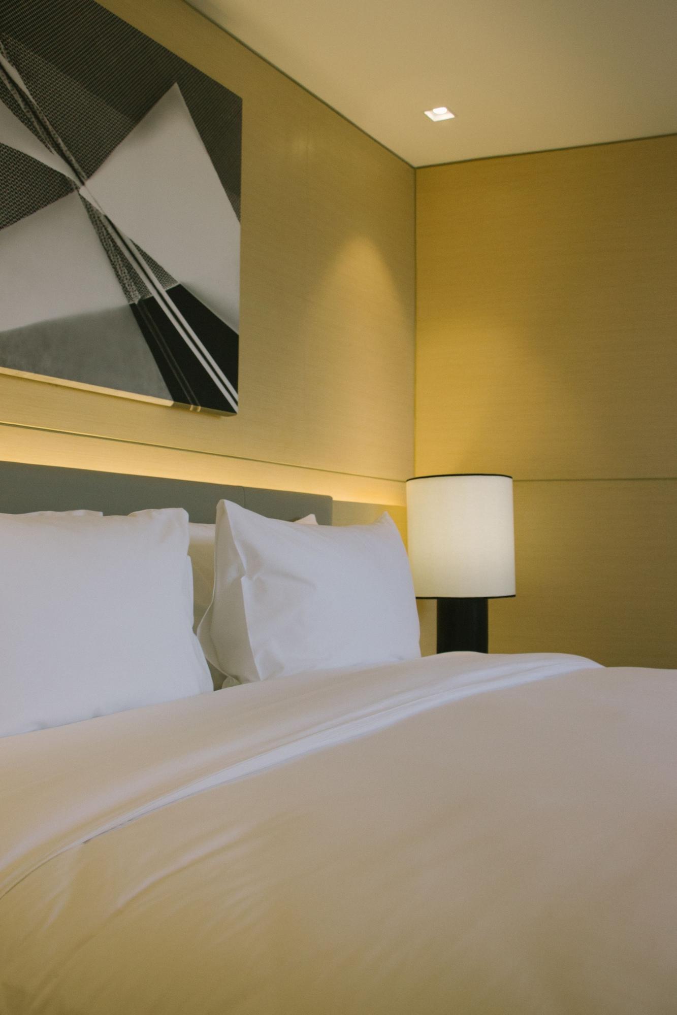 Seda Vertis North Quezon City Eksteriør billede A bed with two pillows