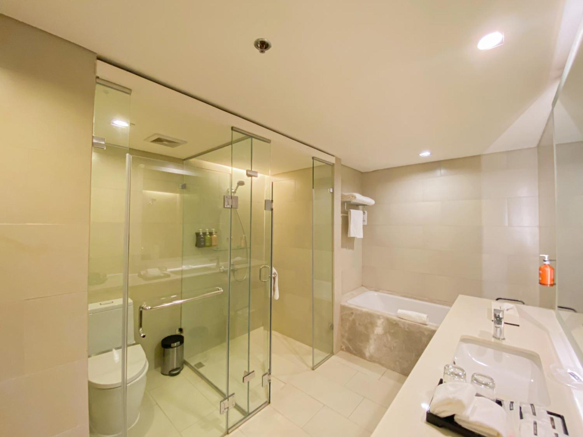 Seda Vertis North Quezon City Eksteriør billede A bathroom in a hotel