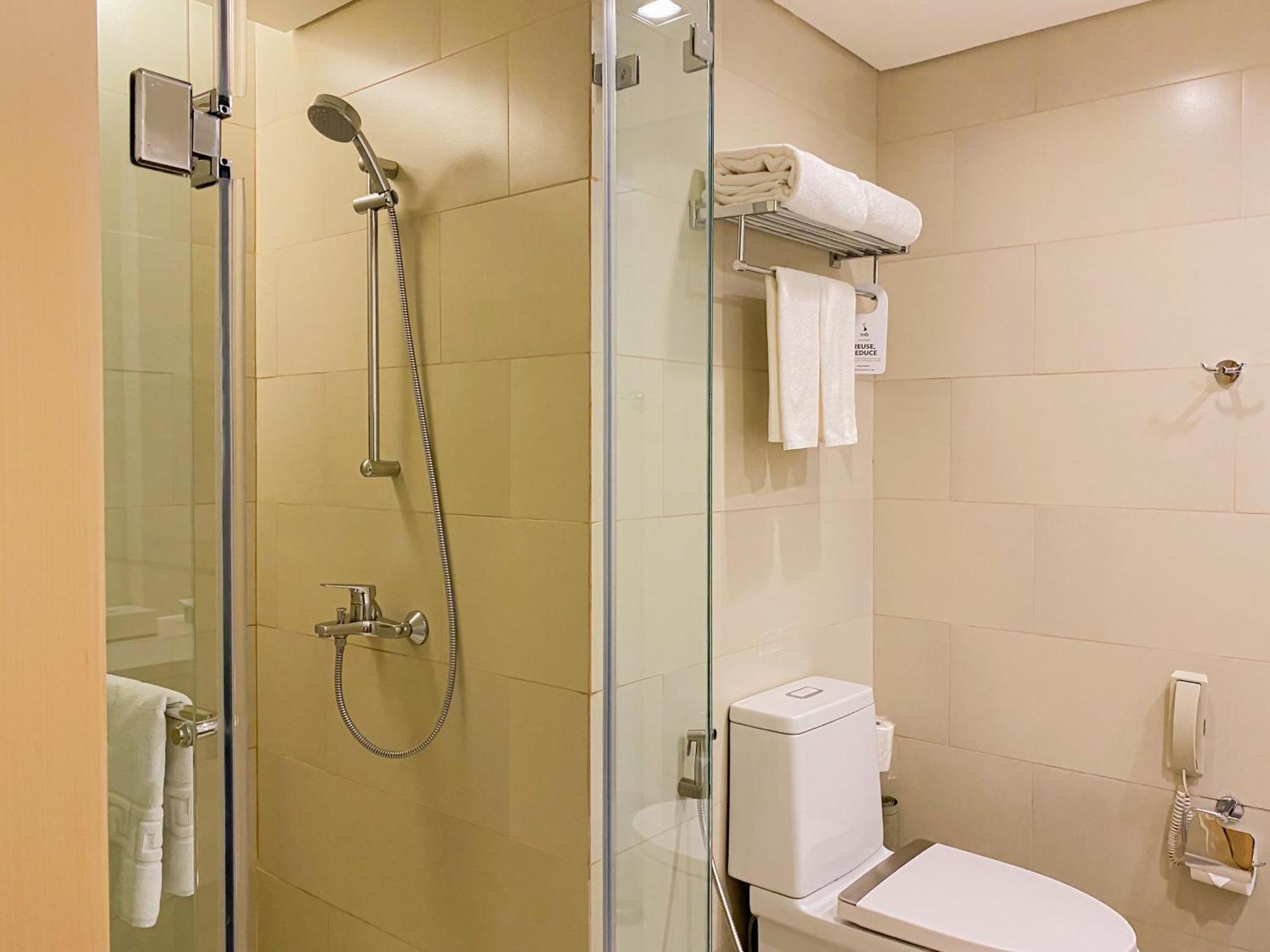 Seda Vertis North Quezon City Eksteriør billede A shower cubicle with a sliding door